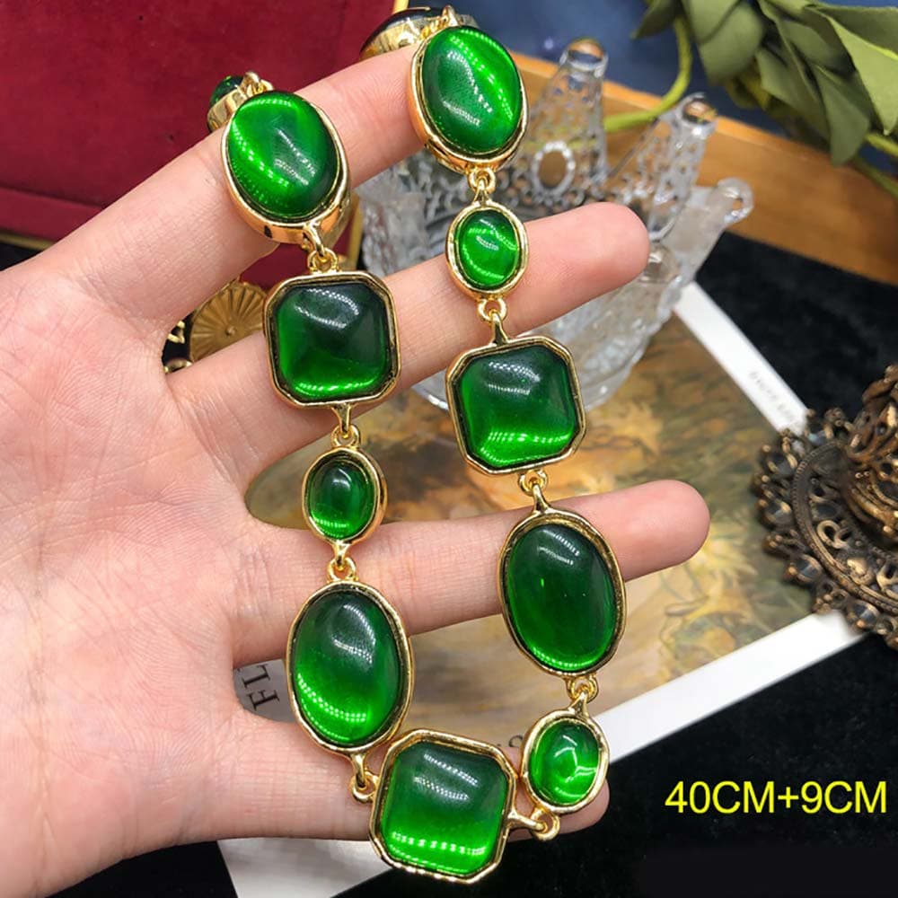 Колье из крупных зелёных кабошонов